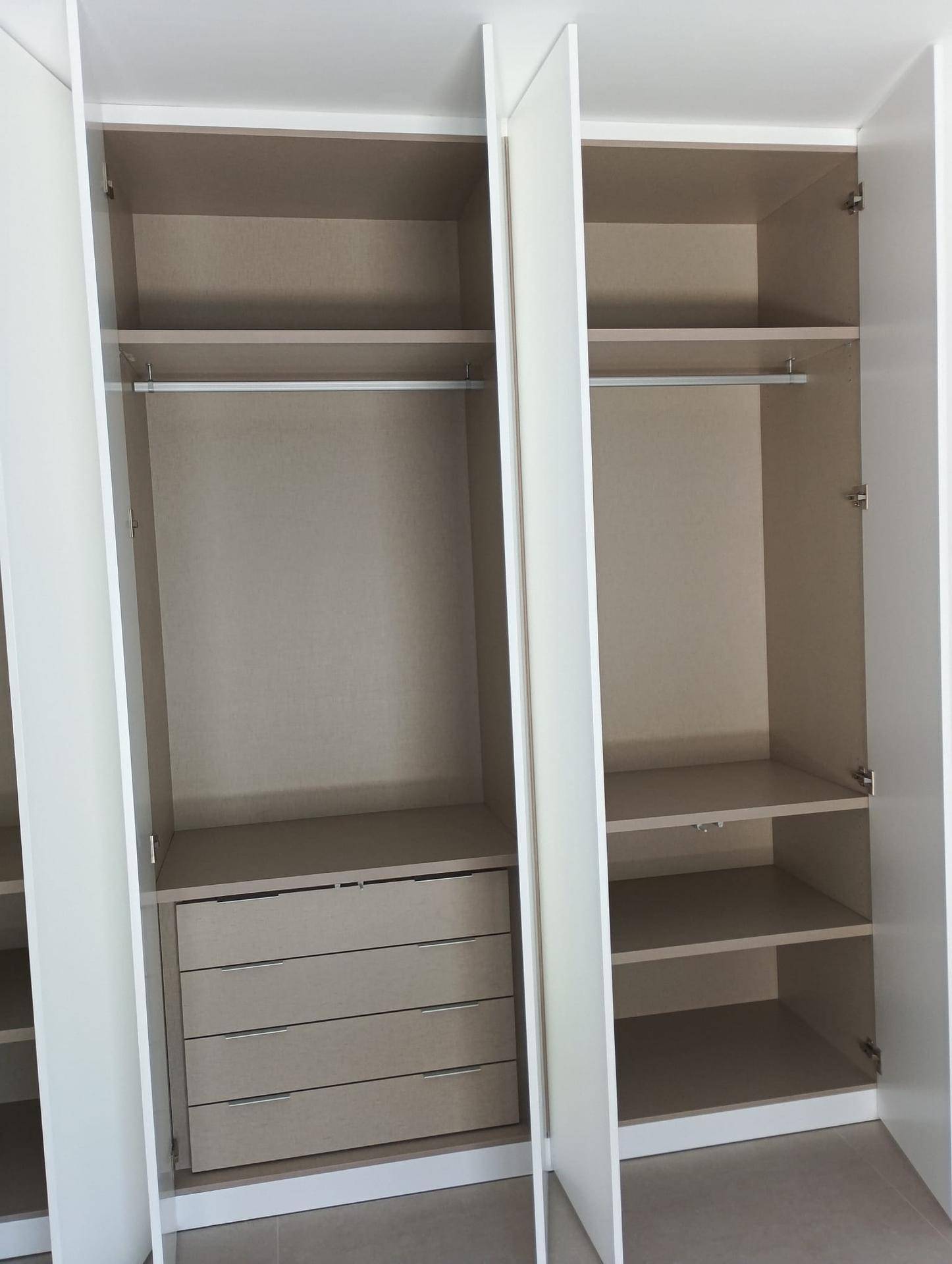 Offener Einbauschrank mit Schubladen und Regalböden, bietet praktische Aufbewahrungslösungen.