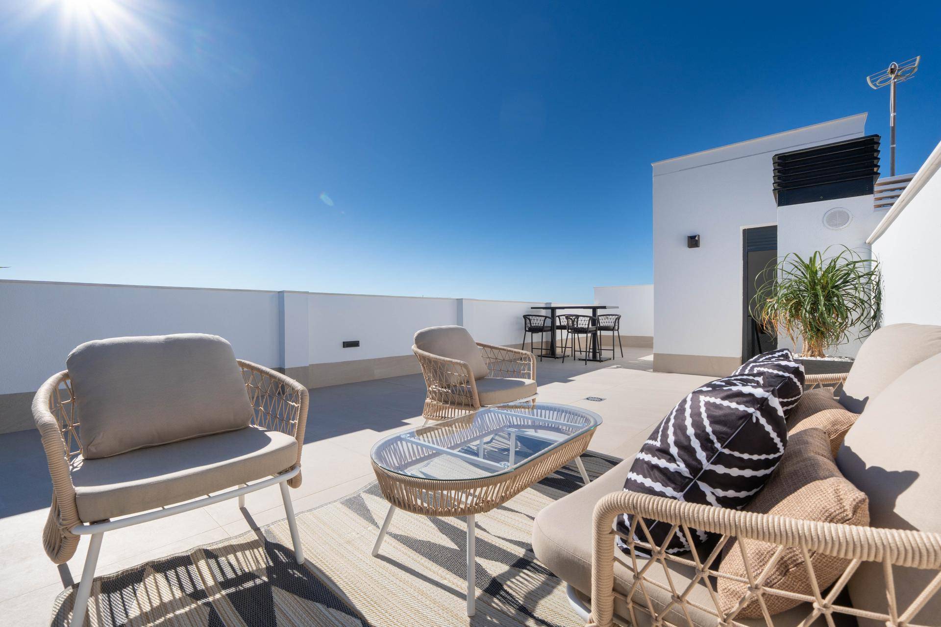 Weitläufige Dachterrasse mit Lounge-Möbeln und viel Platz zum Entspannen unter der Sonne.