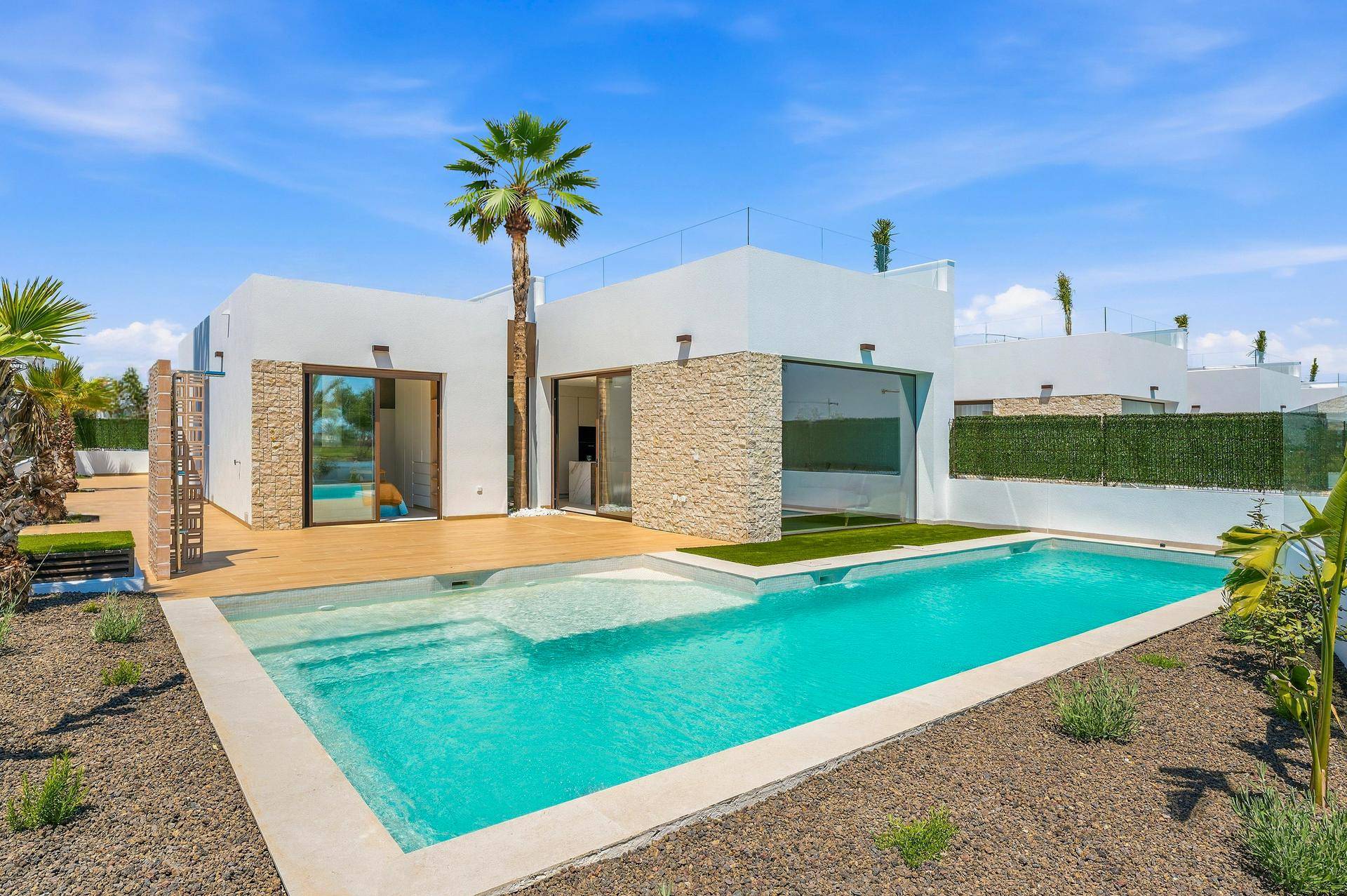 Moderne Villa mit privatem Pool und weitläufigem Garten, umgeben von einer grünen Golflandschaft.