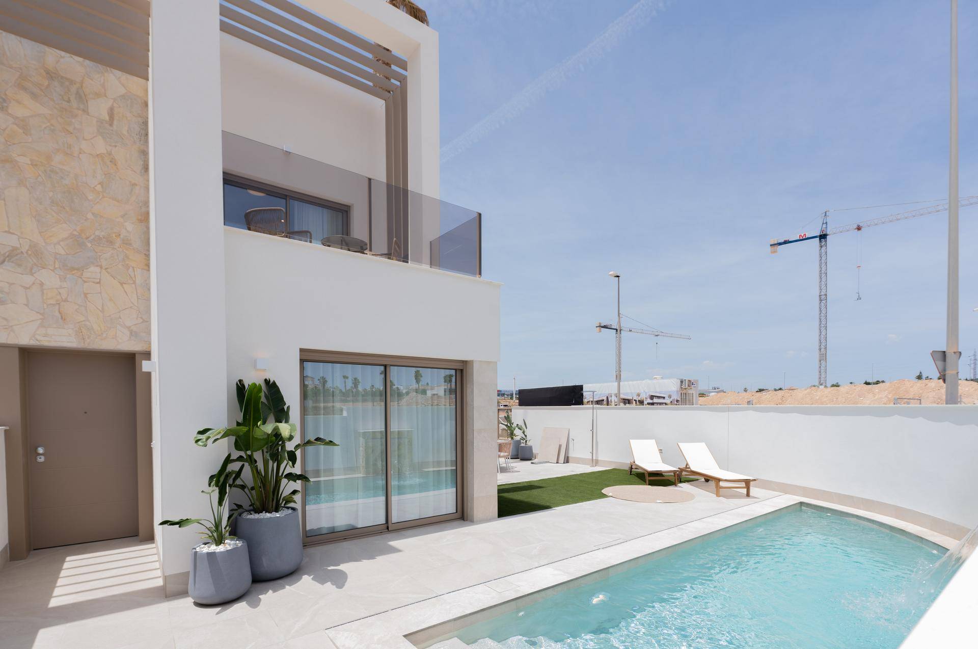 Moderne Villa mit privatem Pool, Sonnenterrasse und Blick auf die Umgebung.