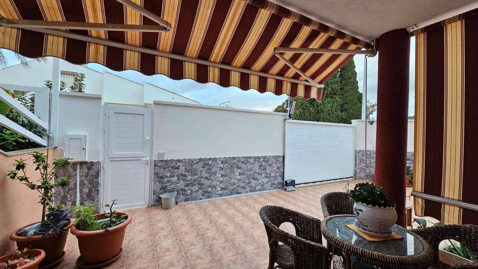Überdachte Terrasse mit Korbmöbeln und gestreiften Markisen für entspannte Stunden im Freien.