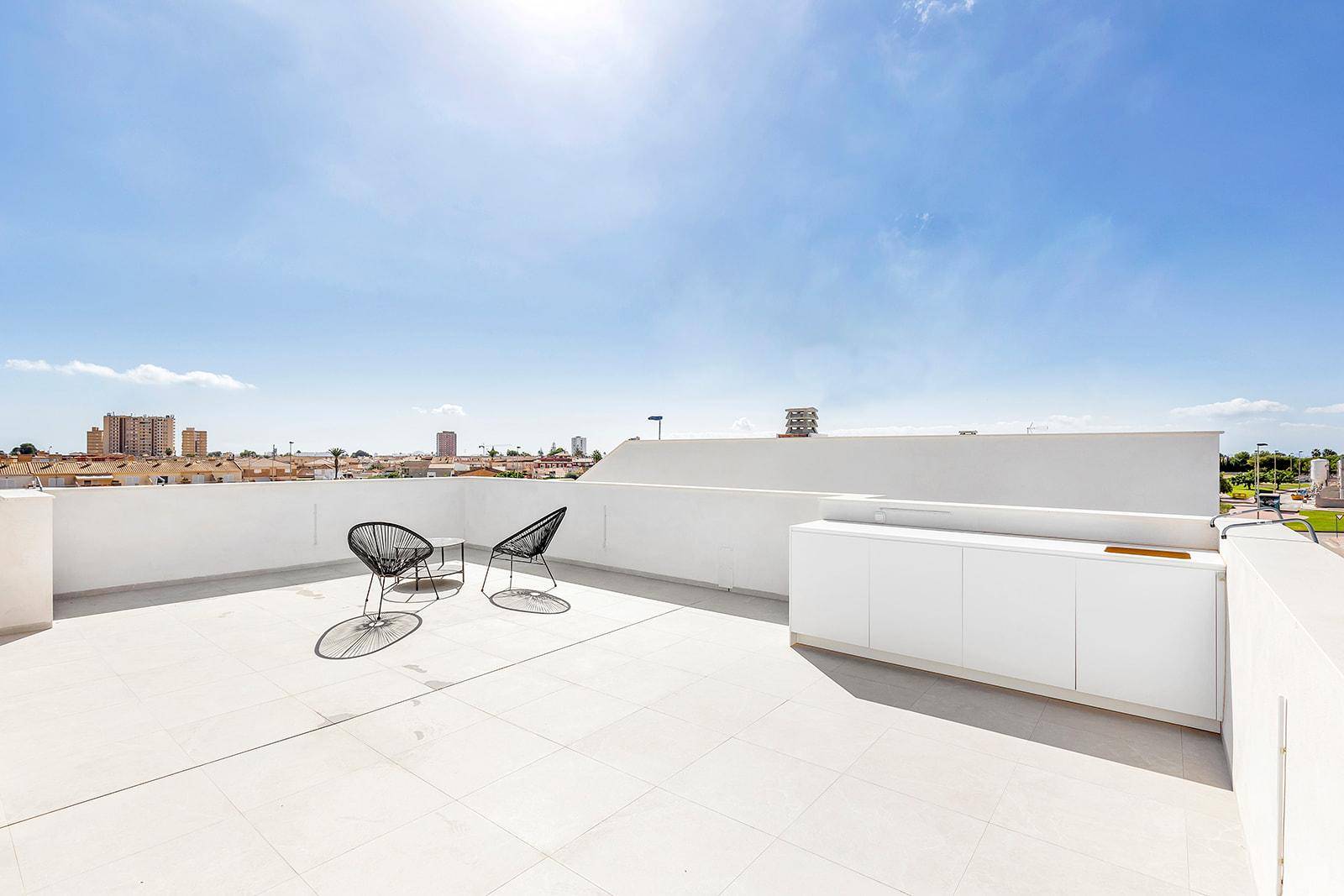 Weitläufige Dachterrasse mit Stauraum und Panoramablick über die Umgebung.