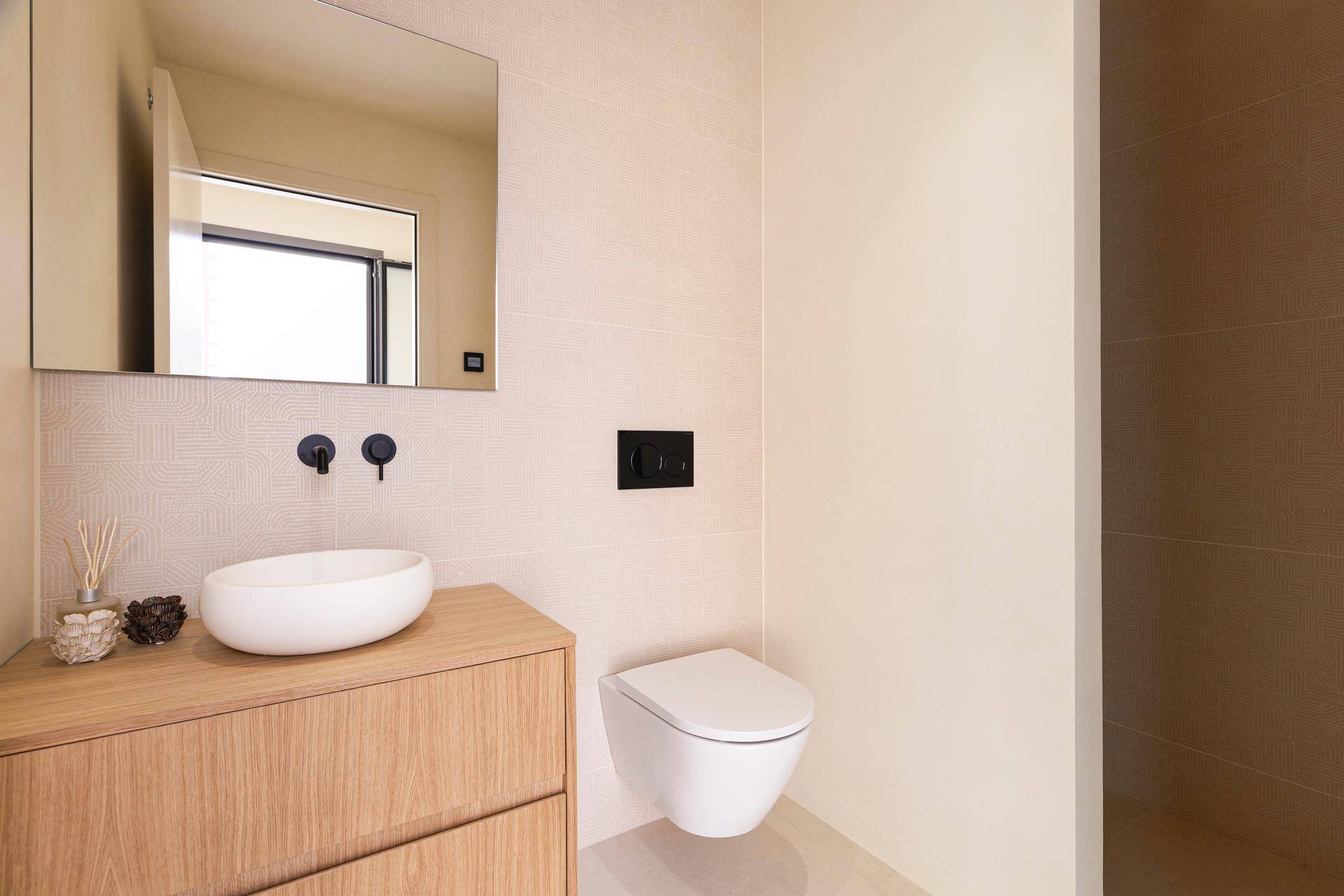 Modernes WC mit schwebendem Waschtisch und wandhängender Toilette, hell und funktional.