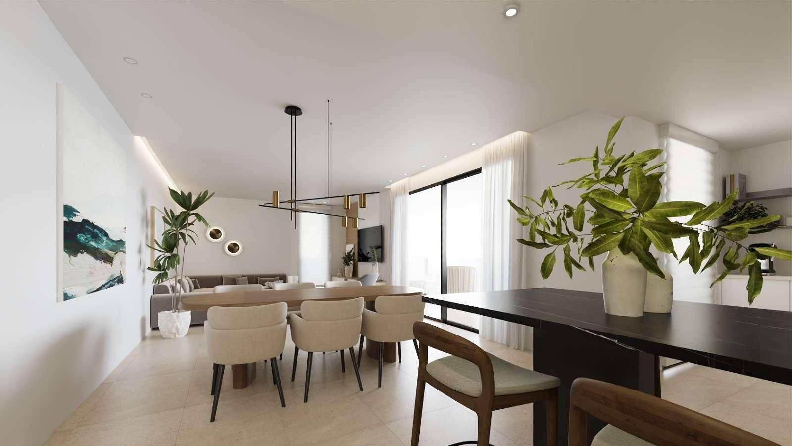 Geräumiger offener Wohn- und Essbereich mit modernem Mobiliar und Zugang zu einem Balkon.