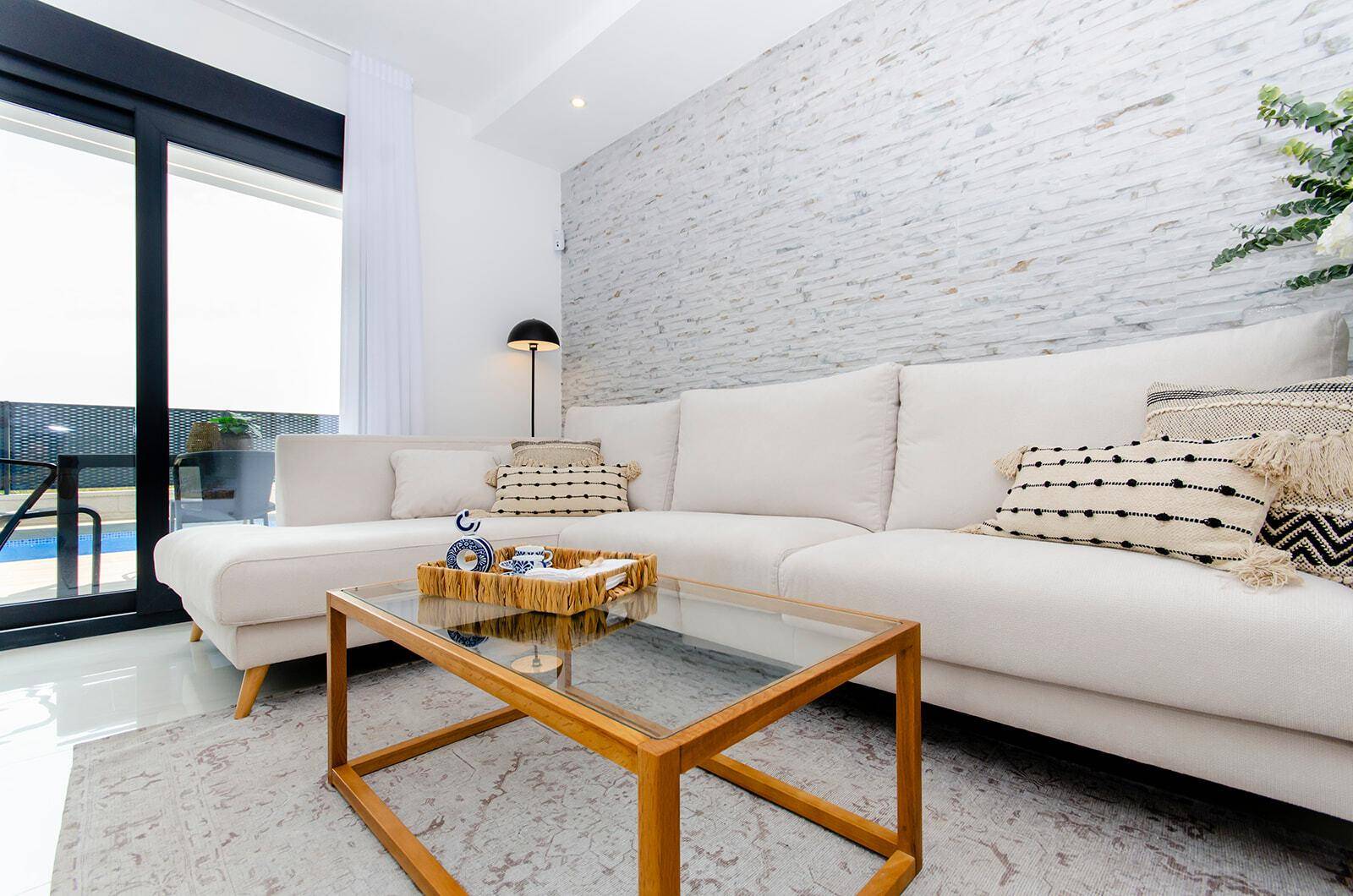 Gemütliches Wohnzimmer mit großem Sofa, Couchtisch und Zugang zur Terrasse.