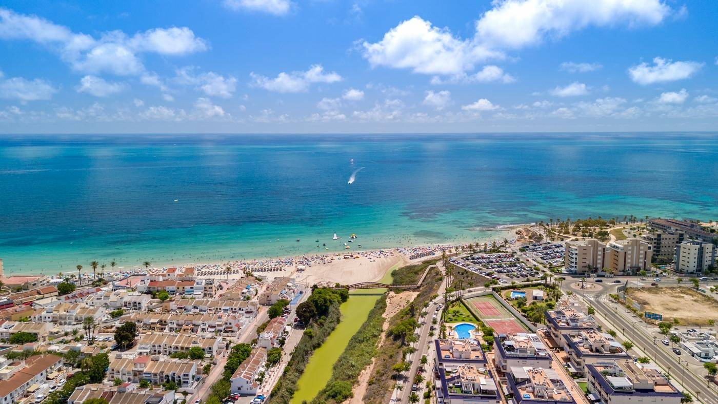 Panoramablick aus der Luft auf die Küste, den Strand und die umliegende Stadt.