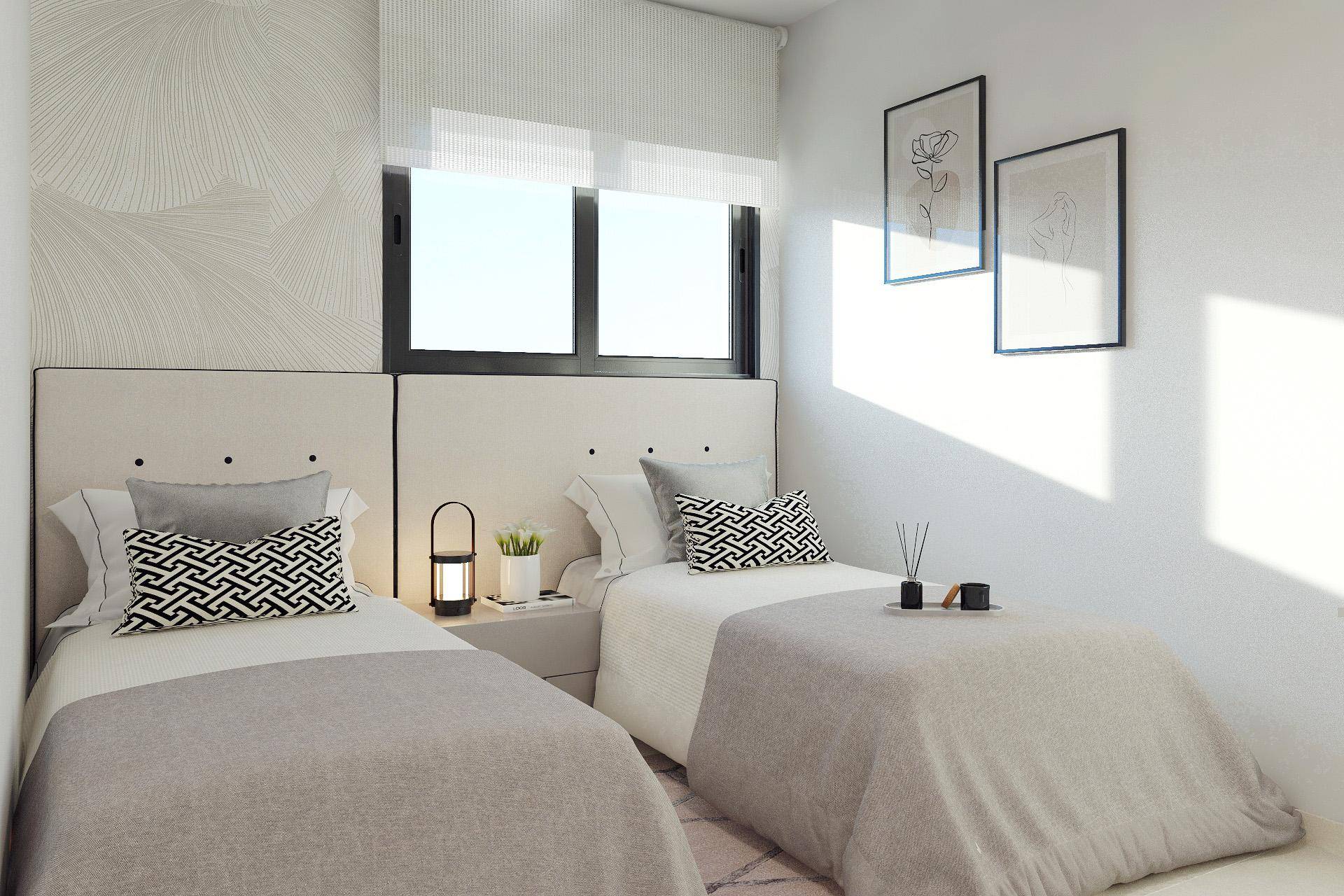 Helles Schlafzimmer mit zwei Einzelbetten, minimalistischer Dekoration und Tageslicht.