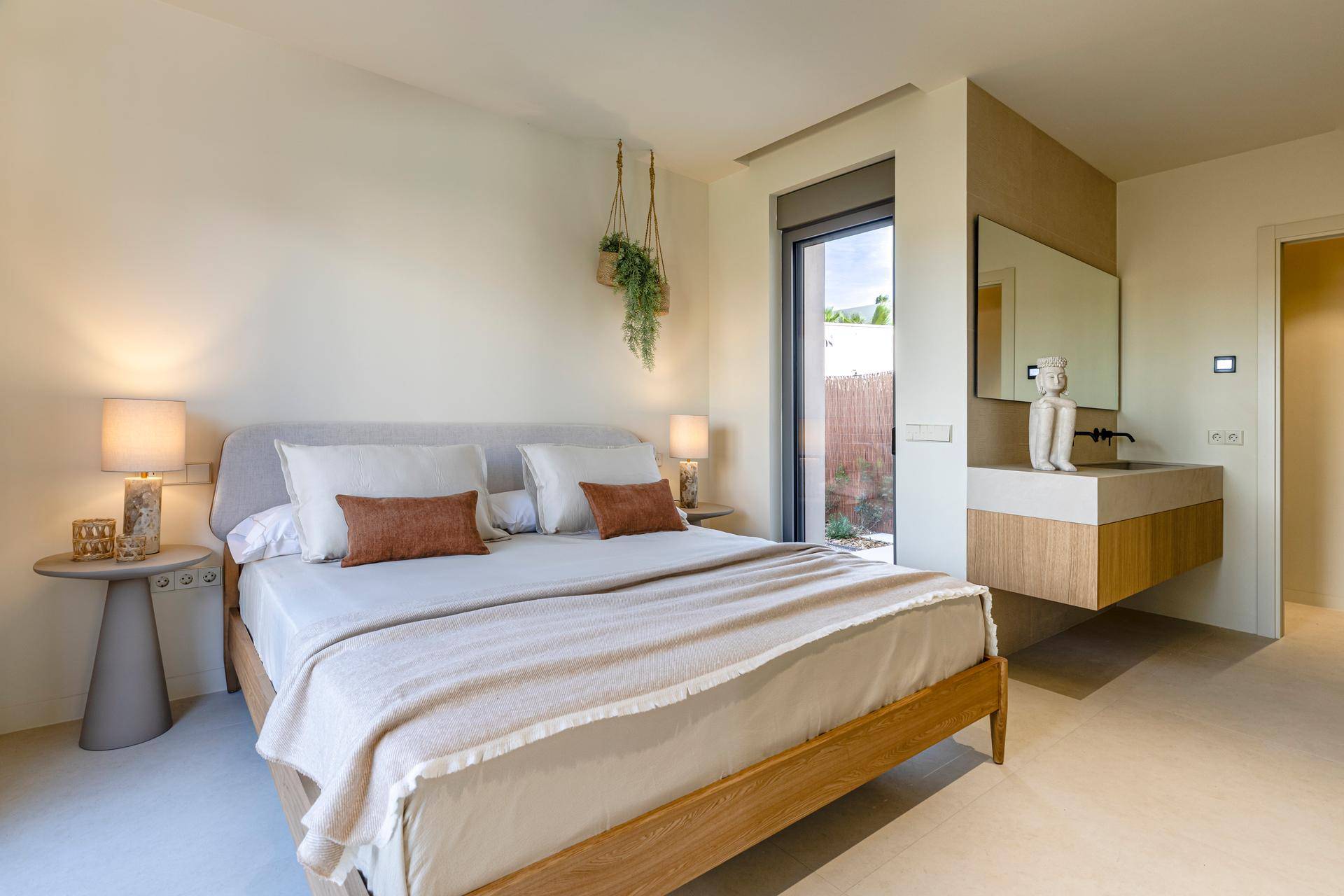 Schlafzimmer mit integriertem Waschtischbereich und großem Spiegel, modern eingerichtet.