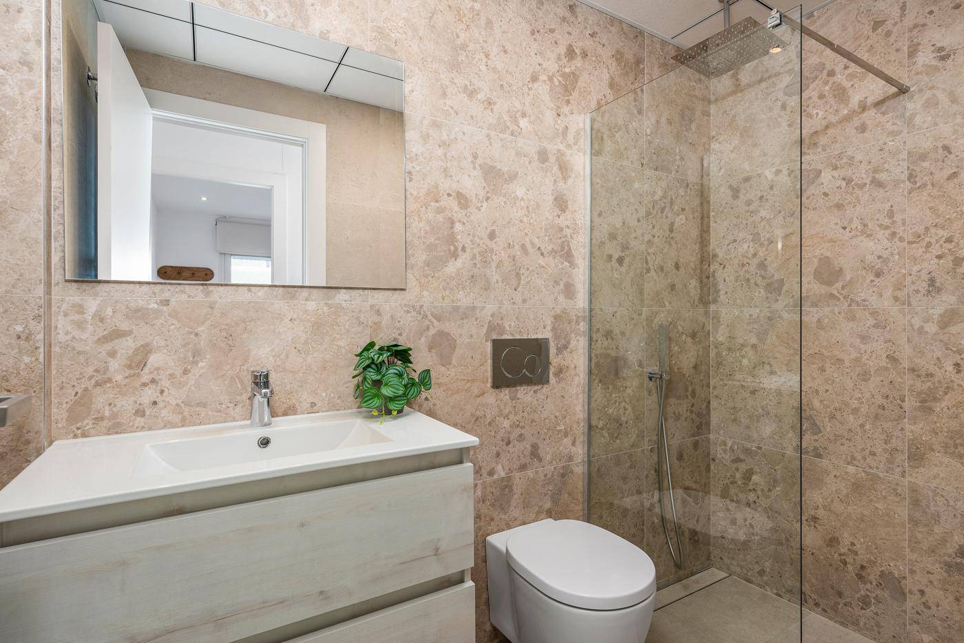 Modernes Badezimmer mit Einzelwaschbecken, begehbarer Dusche und Wand-WC.