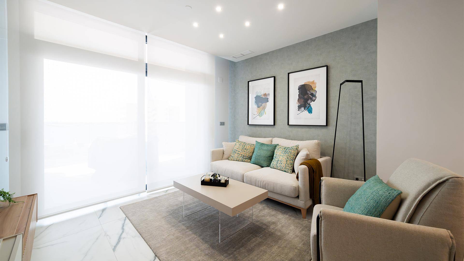 Helles Wohnzimmer mit Marmorboden, bequemen Sofas und moderner Kunst an der Wand.
