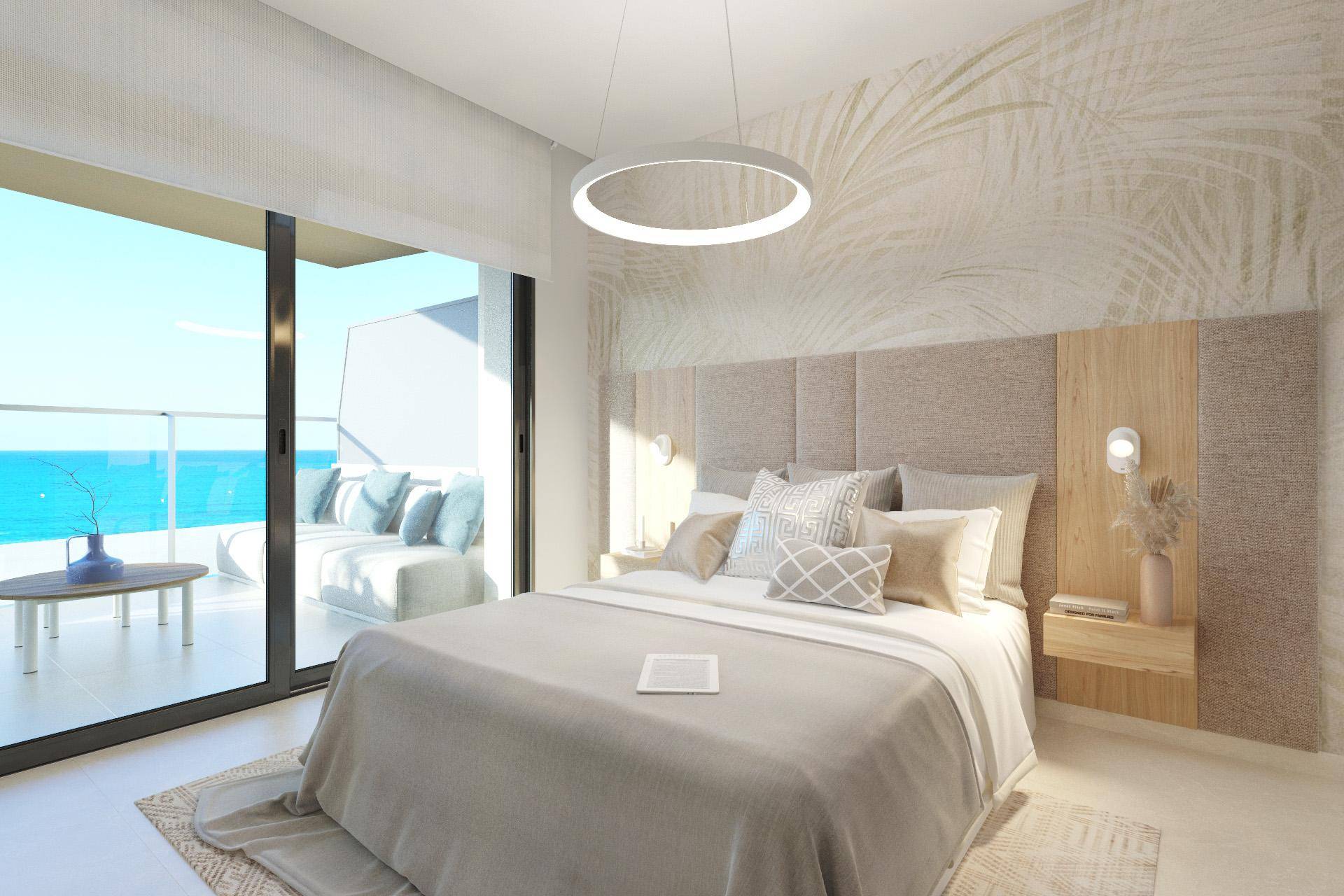 Geräumiges Schlafzimmer mit Doppelbett, Meerblick und direktem Zugang zum Balkon.
