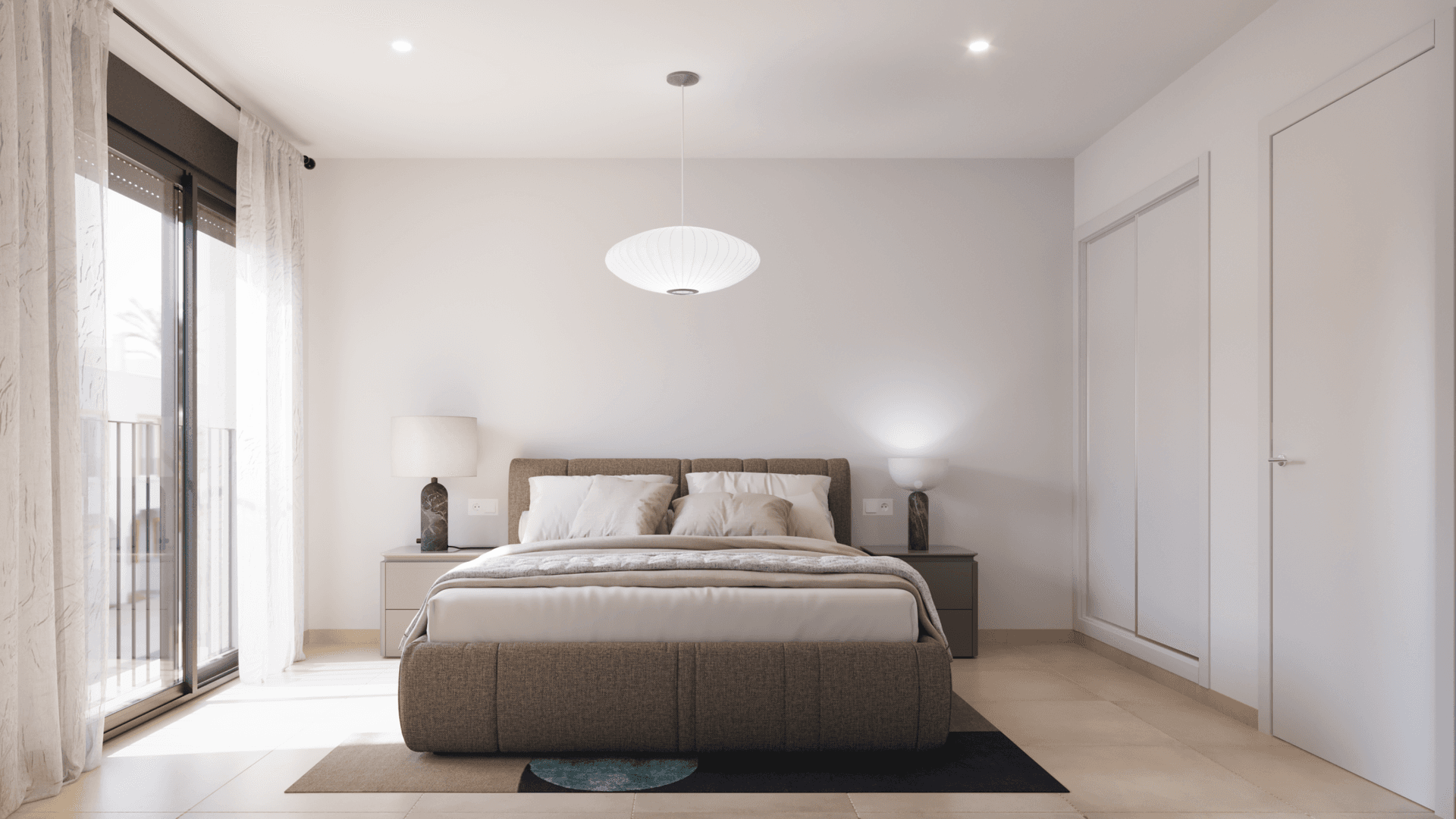 Helles Schlafzimmer mit Doppelbett, Einbauschränken und Zugang zum Balkon.