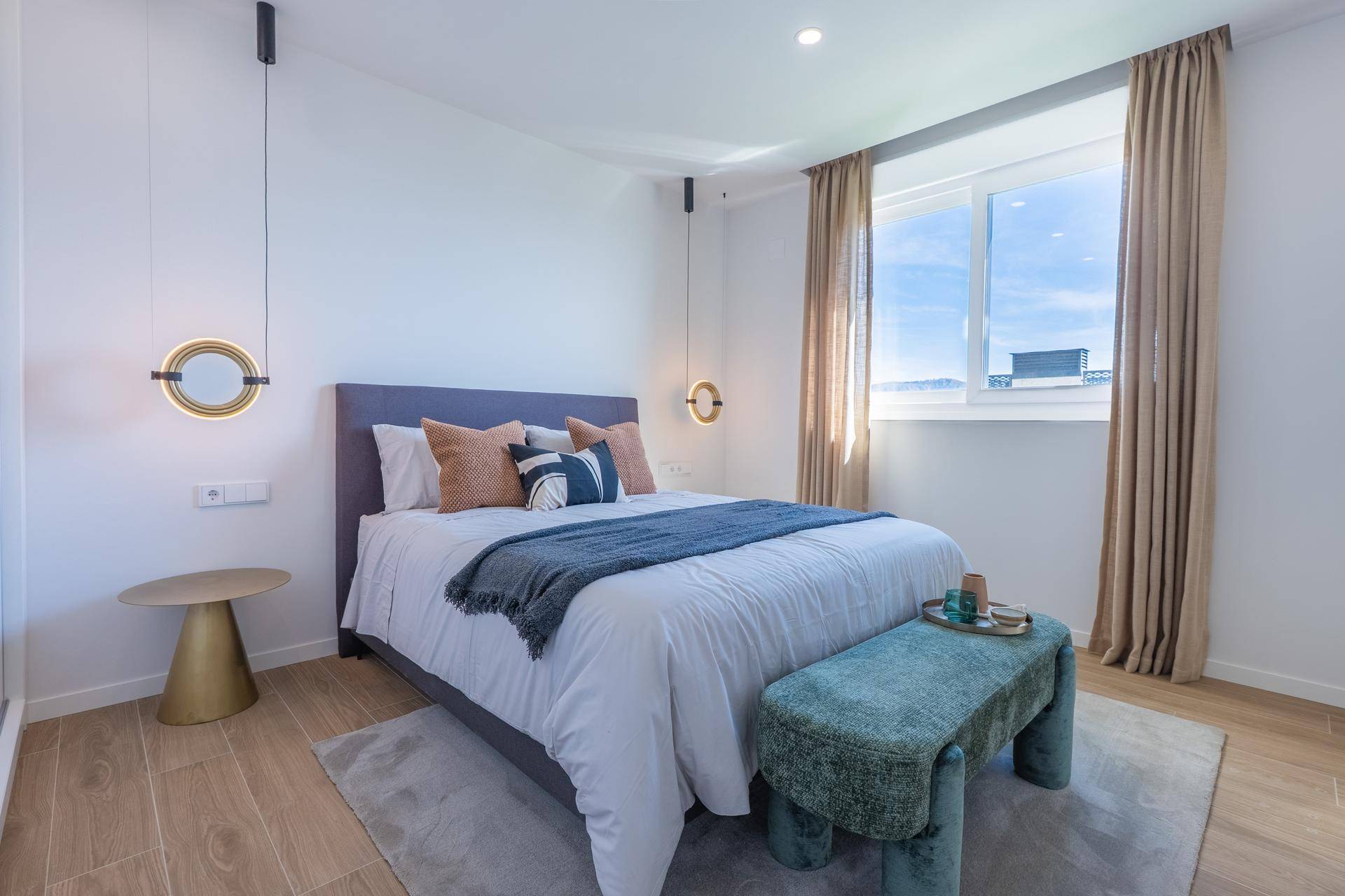 Geräumiges Schlafzimmer mit Doppelbett, Holzboden und Fenster mit weitem Ausblick.