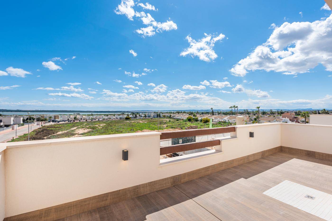 Weitläufige Dachterrasse mit Panoramablick auf die umliegende Landschaft und das Meer.