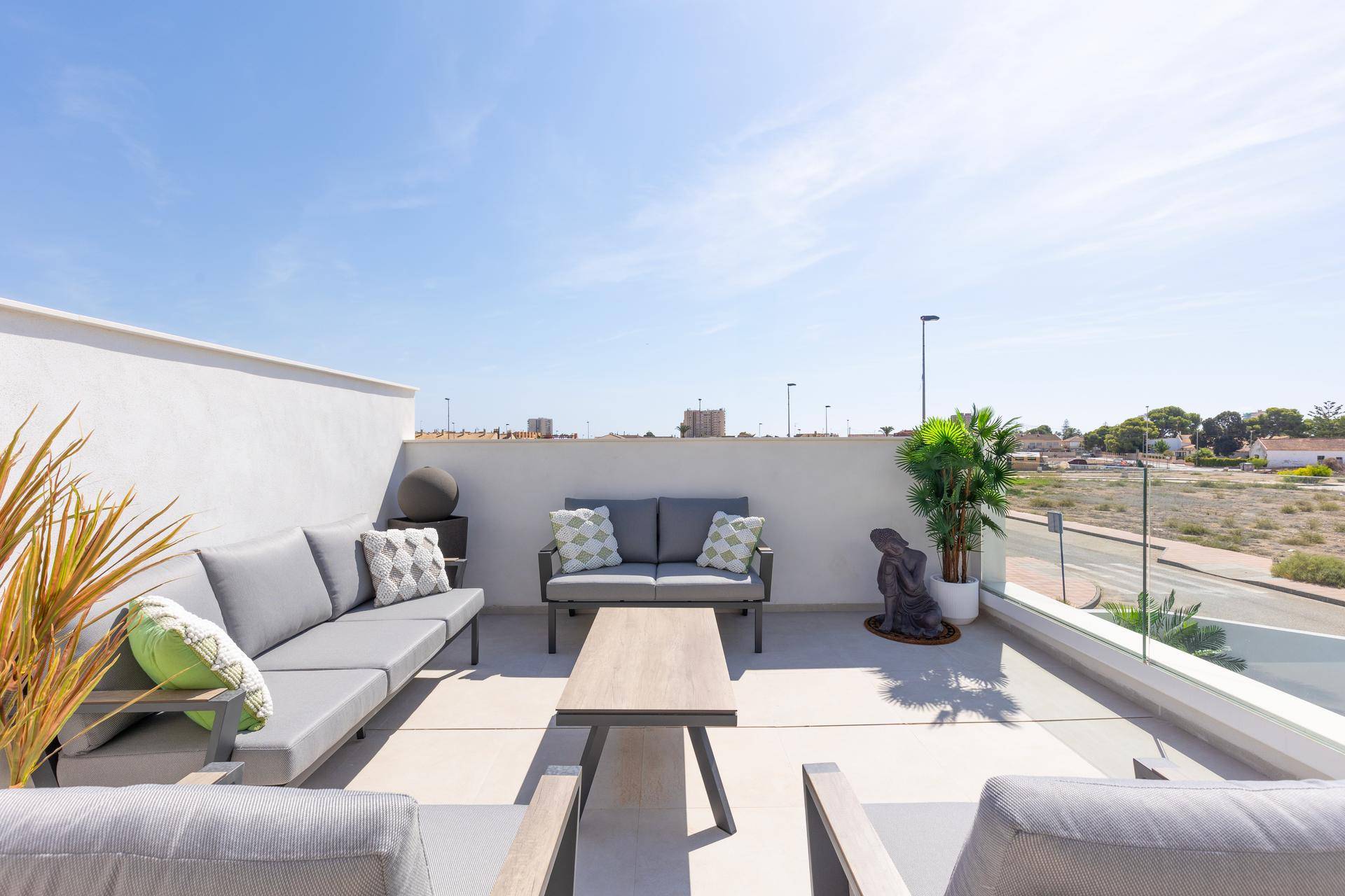 Dachterrasse mit bequemen Sofas und weitem Blick über die Umgebung.