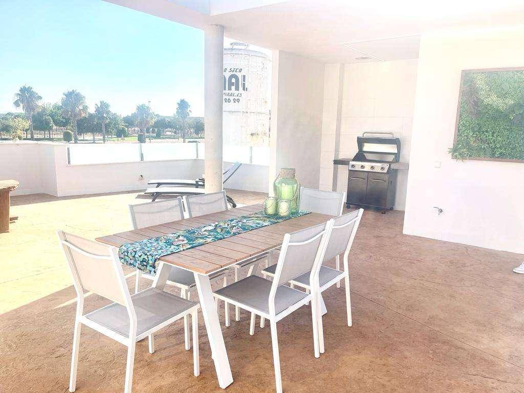 Weitläufige Dachterrasse mit Essbereich, Whirlpool und Grill unter strahlendem Sonnenschein.