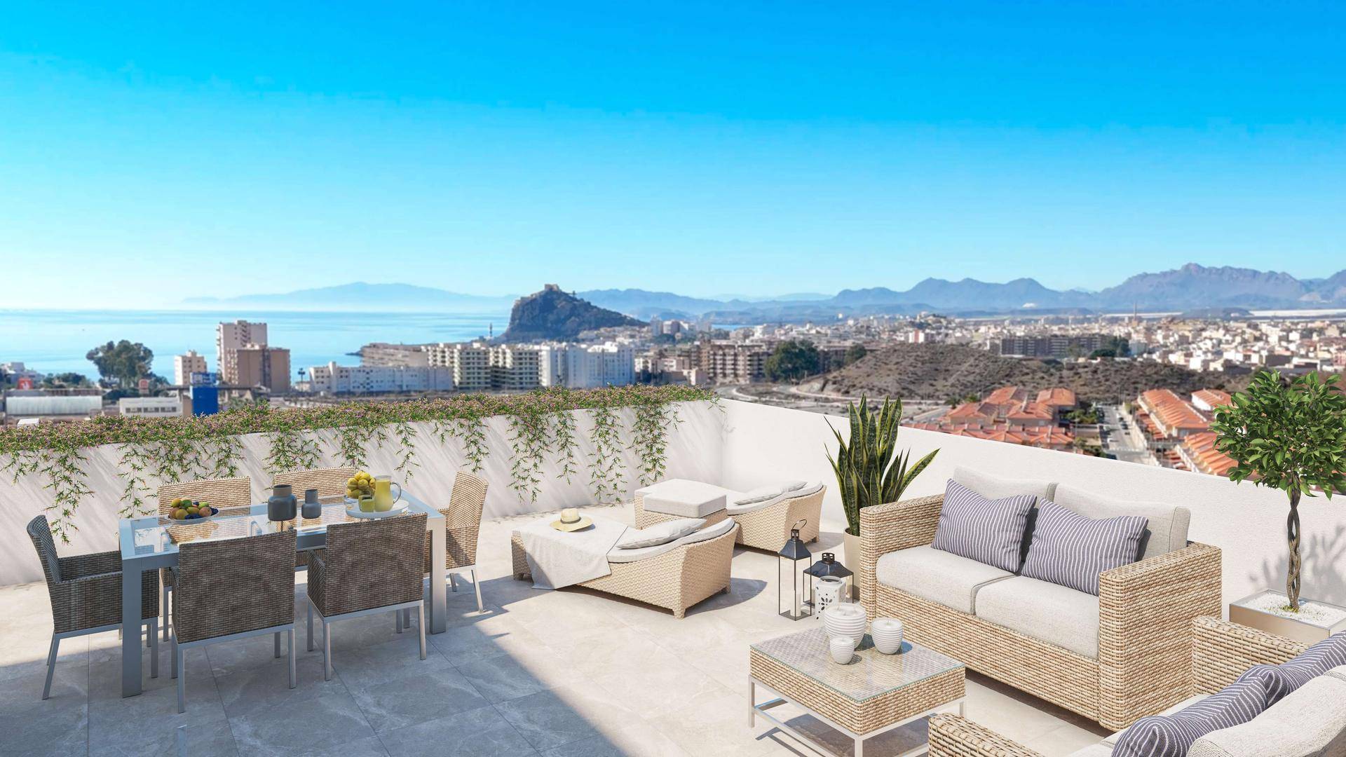 Geräumige Dachterrasse mit Ess- und Loungebereich sowie weitem Meer- und Stadtblick unter blauem Himmel.
