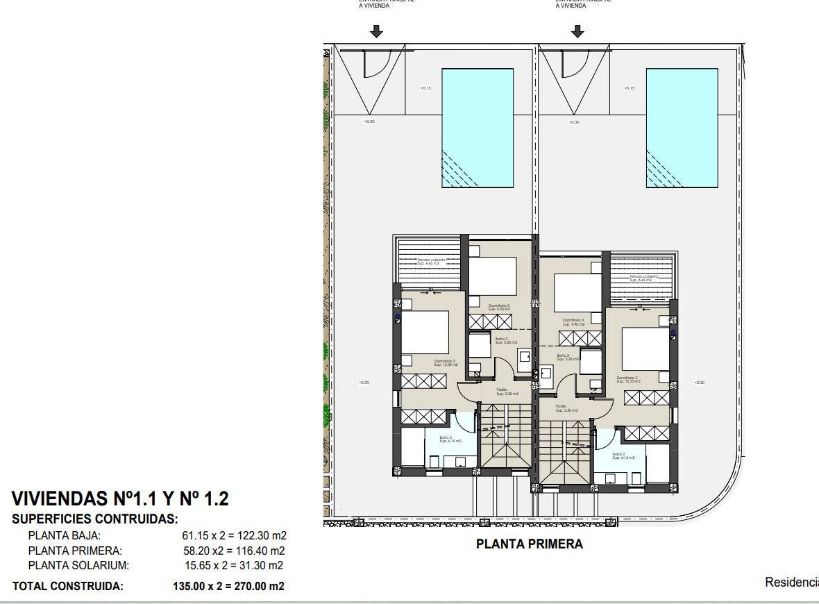 Grundriss der ersten Etage mit Schlafzimmern, Bädern und Balkonen.