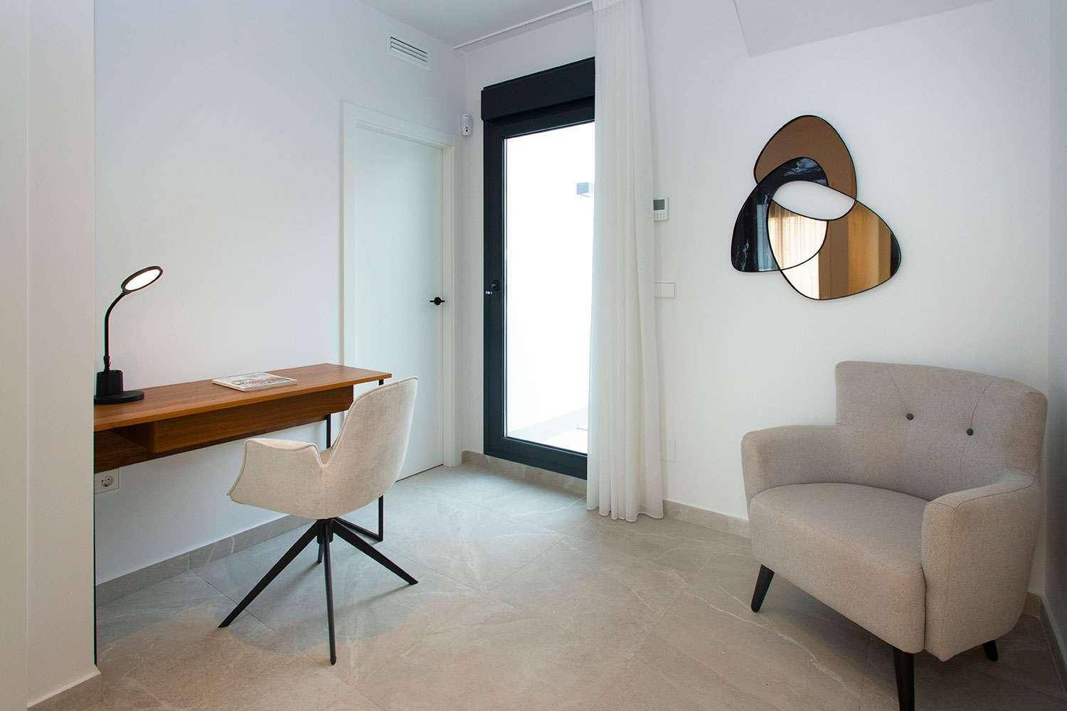 Ruhiges Arbeitszimmer mit Schreibtisch, Sessel und Zugang zu einem kleinen Außenbereich für frische Luft.