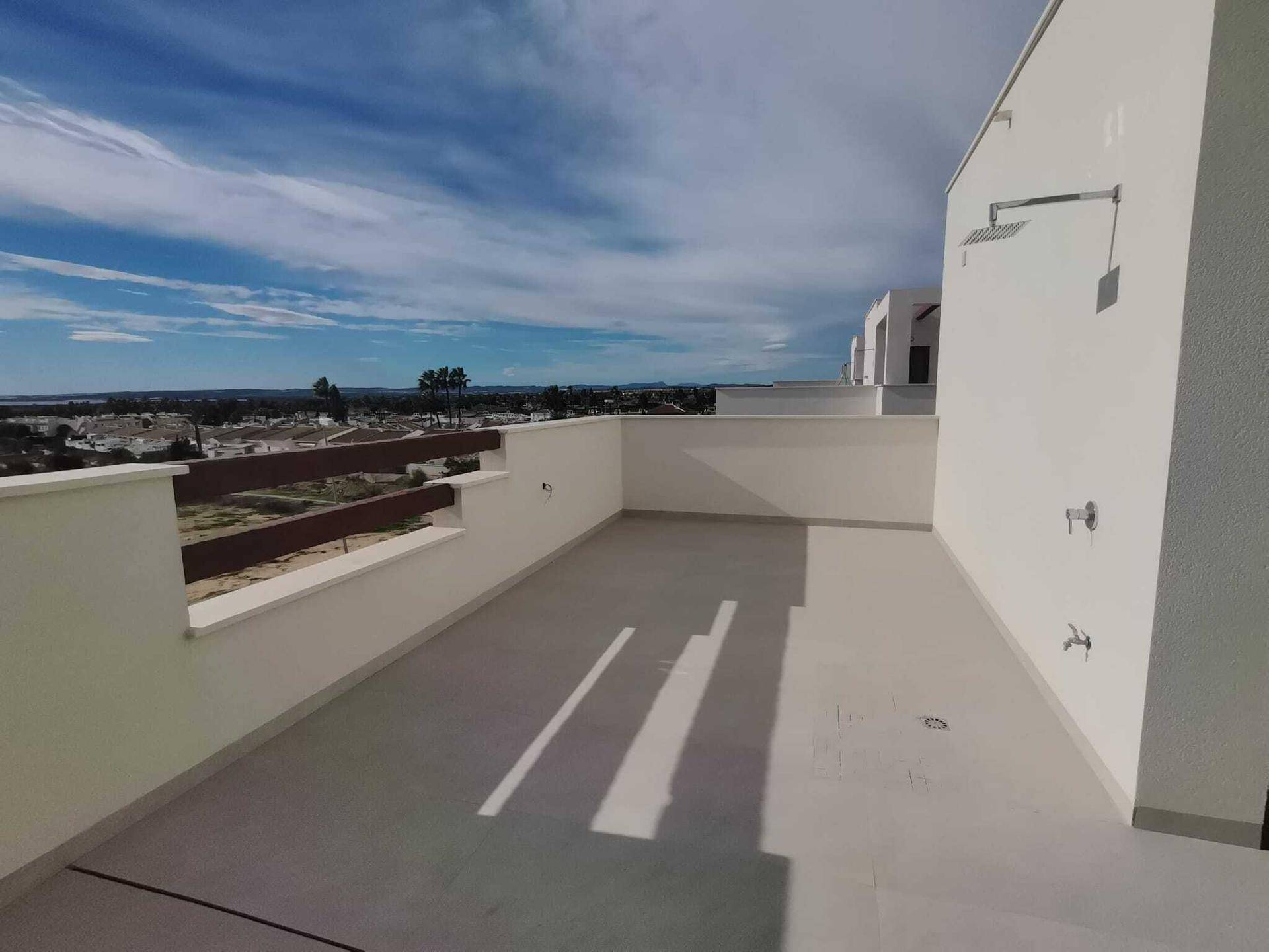 Helle Dachterrasse mit Außendusche und viel Platz für individuelle Gestaltung und Entspannung.