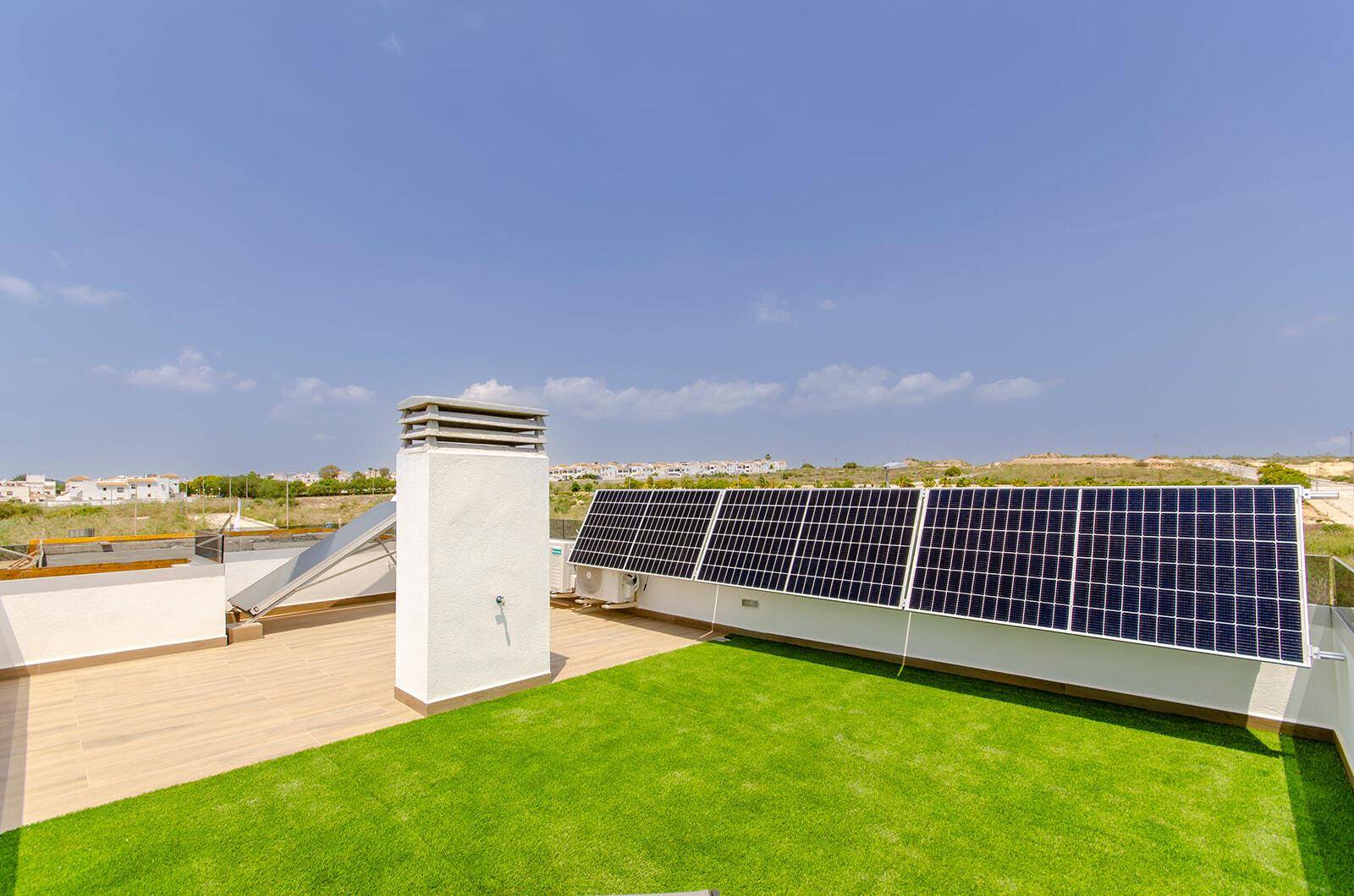 Geräumige Dachterrasse mit Photovoltaik-Anlage und weitem Blick über die Landschaft.