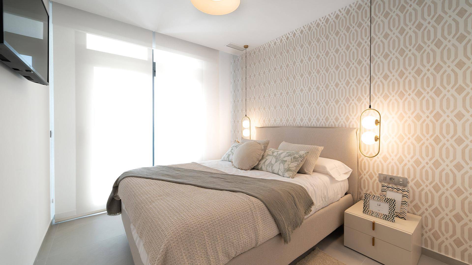 Elegantes Schlafzimmer mit Doppelbett, gemusterter Tapete und großen Fenstern.
