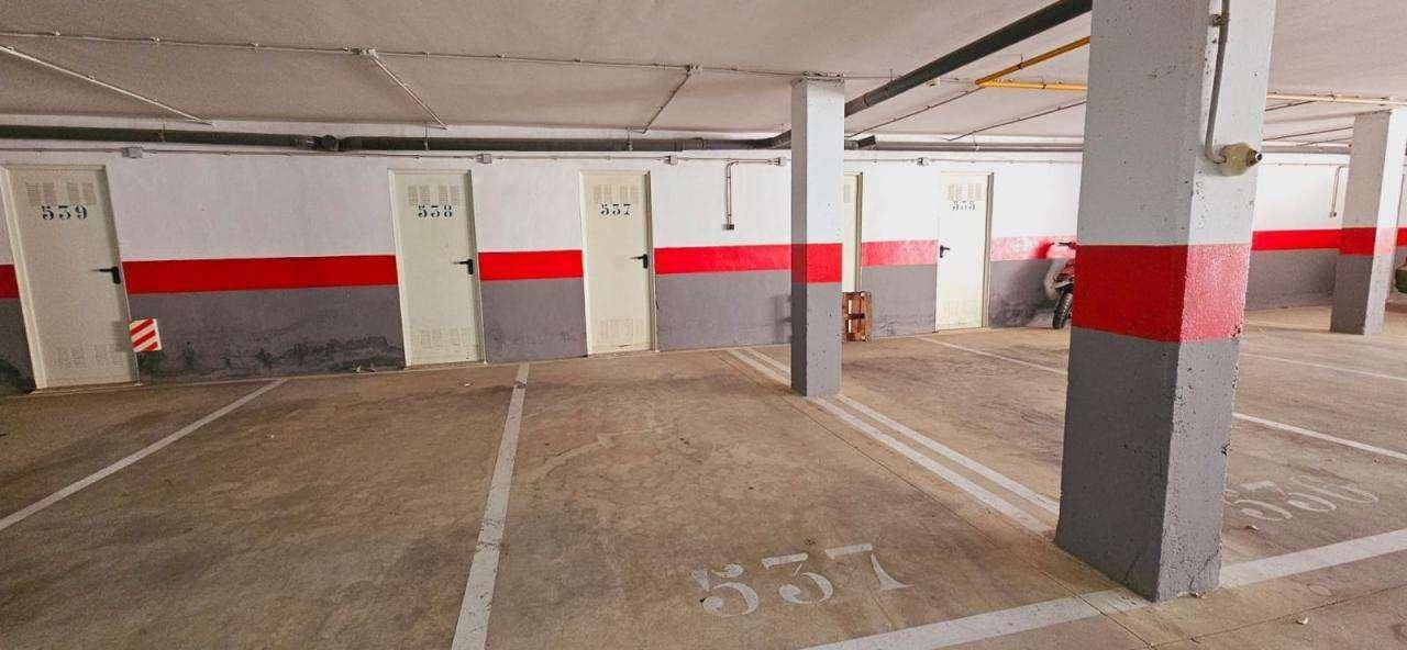 Tiefgarage mit markierten Stellplätzen und Zugangstüren zu den Wohneinheiten.