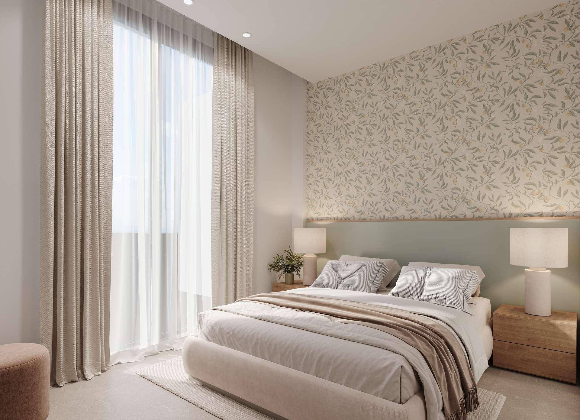 Helles Schlafzimmer mit modernem Bett, Nachttischen und einer Akzentwand mit floraler Tapete.