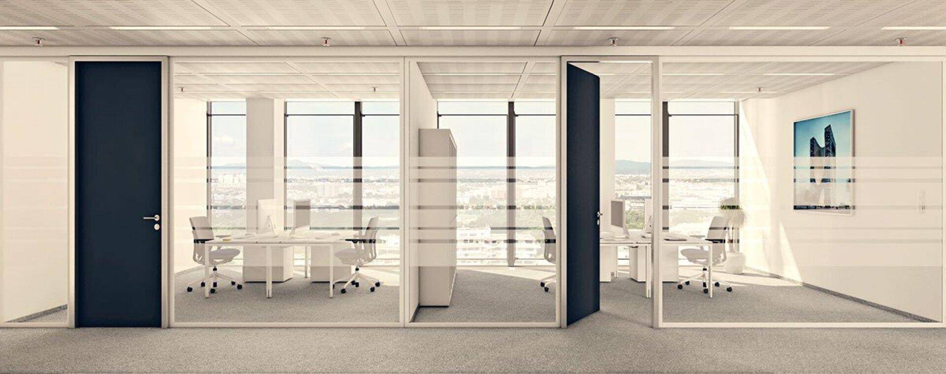 Modernes Büro mit Glaswänden, mehreren Arbeitsplätzen und weitem Ausblick durch große Fenster.