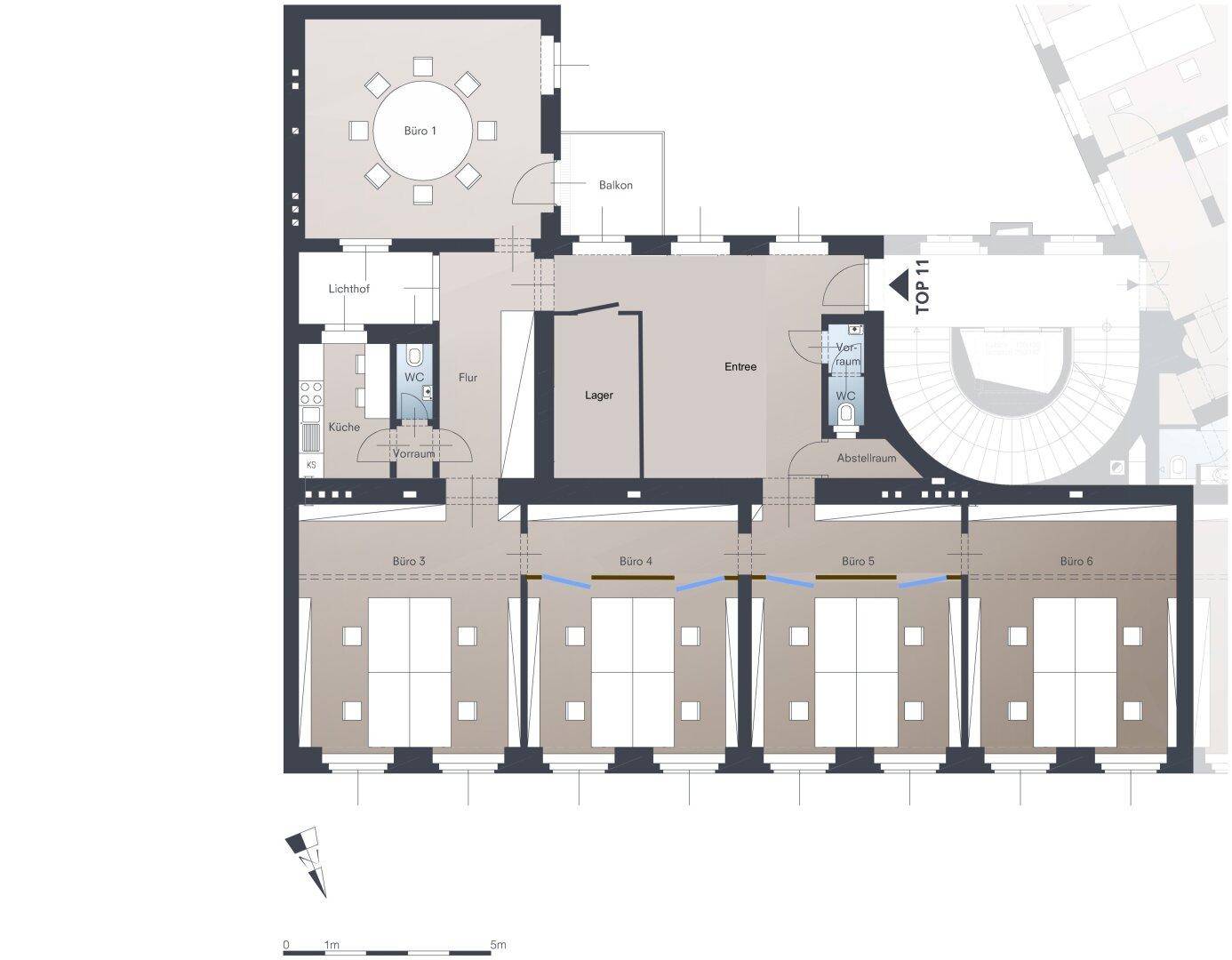 Detaillierter Grundriss einer Etage mit mehreren Büros, Lagerraum, Küche und Balkon.