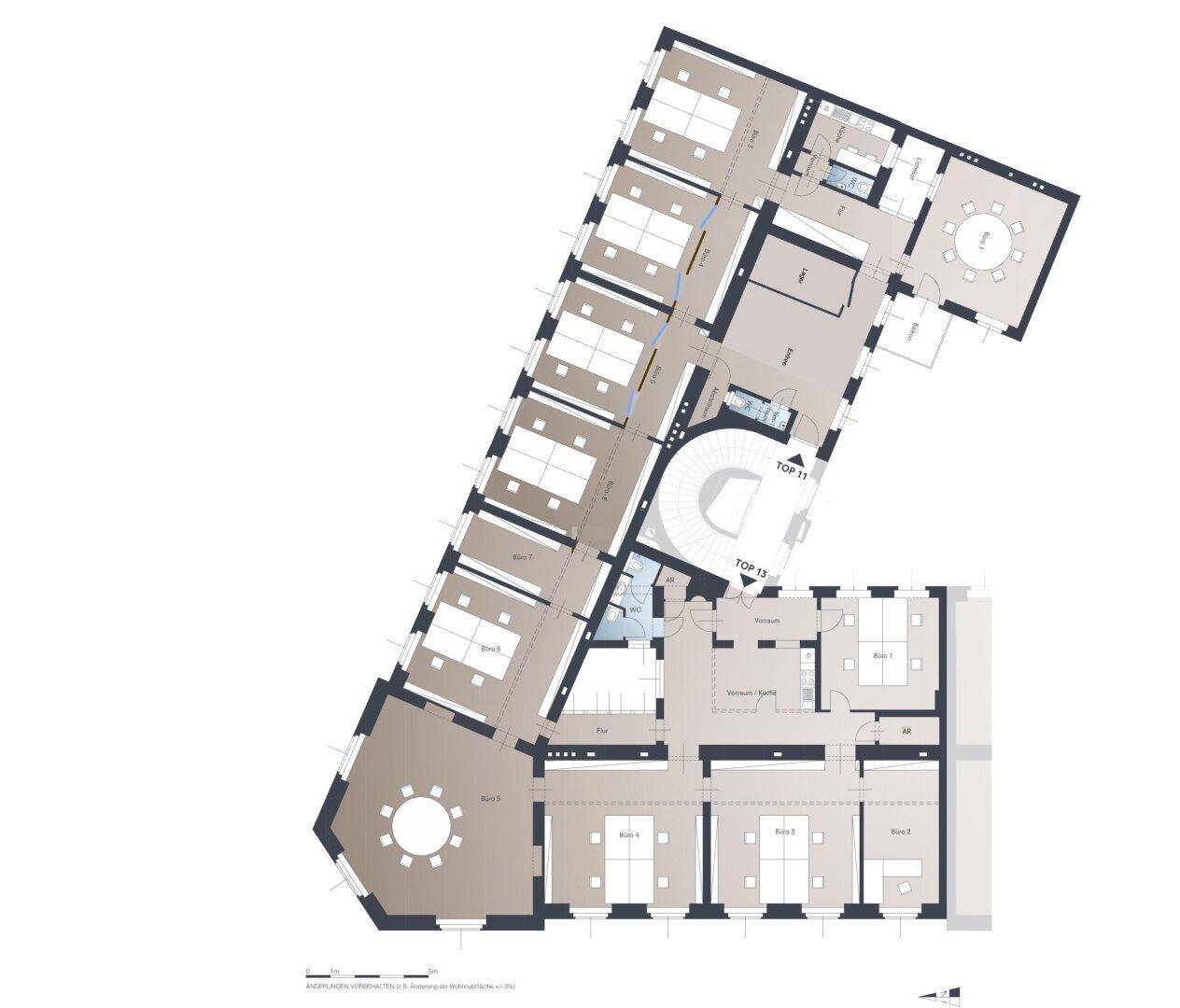 Detaillierter Grundrissplan mit mehreren Büroeinheiten, einem zentralen Treppenhaus und vielen Fenstern.