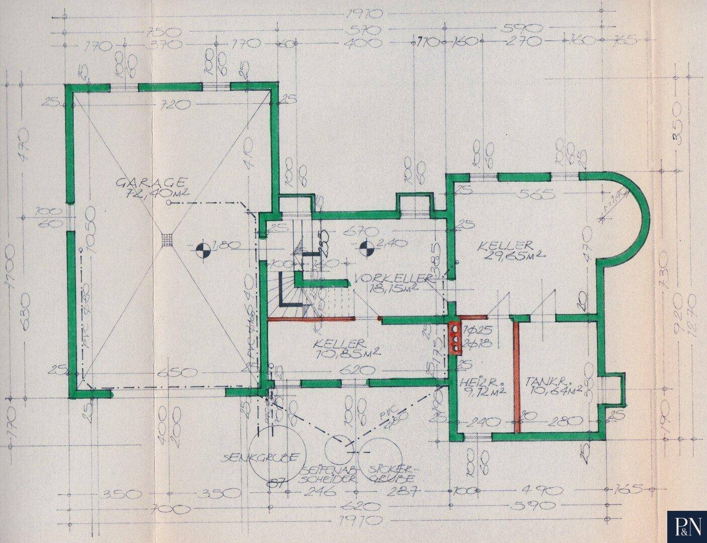 Handgezeichneter Grundriss des Kellergeschosses mit Garage und Kellerräumen.