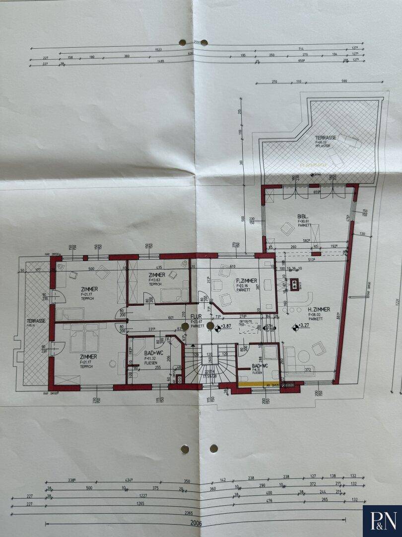 Grundriss des Obergeschosses mit mehreren Zimmern und einer Terrasse.