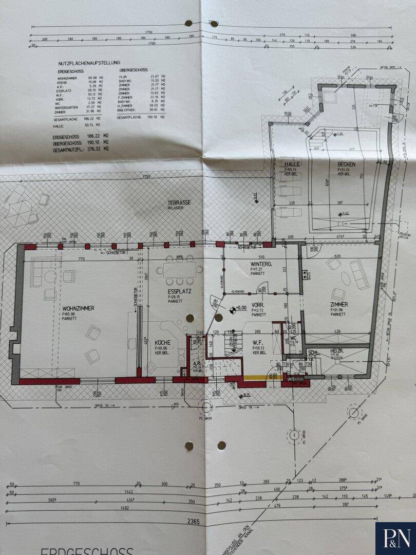 Grundriss des Erdgeschosses mit Wohnzimmer, Küche, Essplatz und Wintergarten.