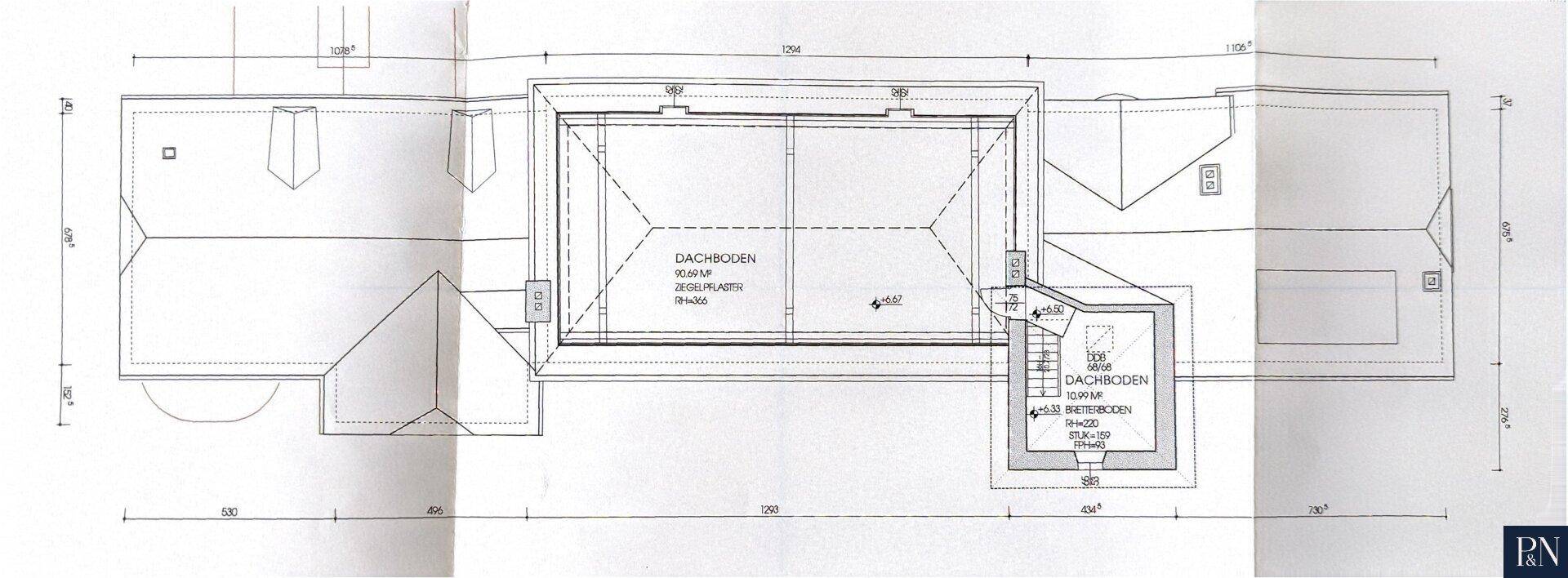 Grundriss des Dachgeschosses mit Dachböden und Zugangsbereichen.