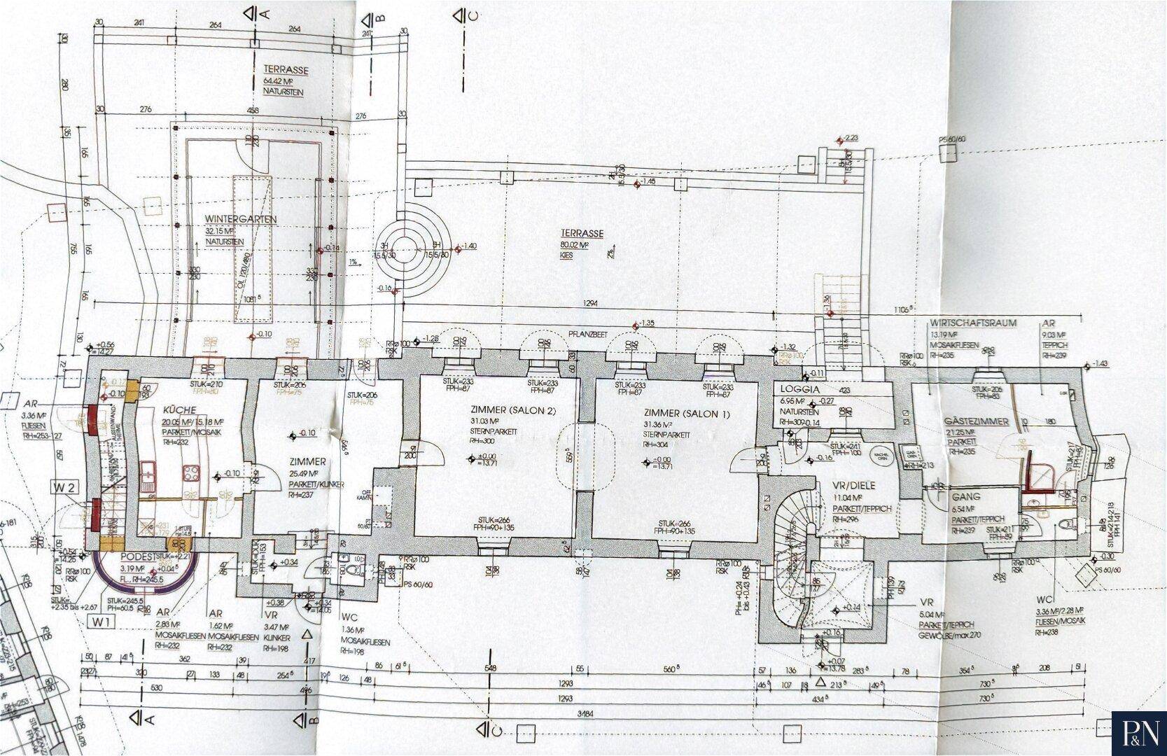 Detaillierter Grundriss des Erdgeschosses mit Wintergarten, Terrassen und verschiedenen Zimmern.