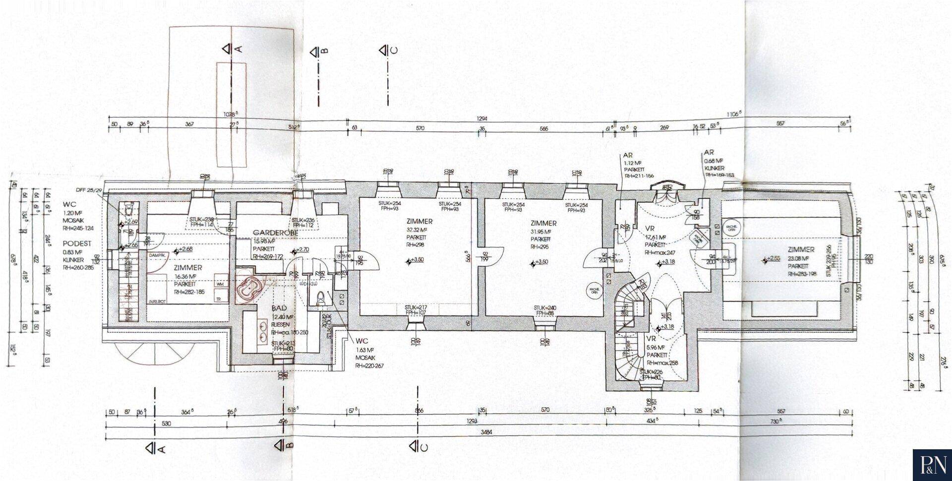 Grundriss des Obergeschosses mit Schlafzimmern, Ankleidezimmer und Bädern.