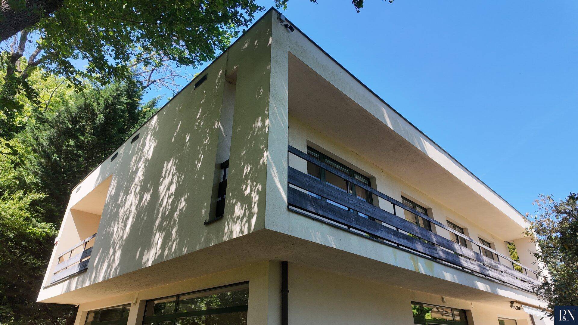 Architektonischer Blick auf die moderne Fassade des Hauses mit klaren Linien und Balkonen.
