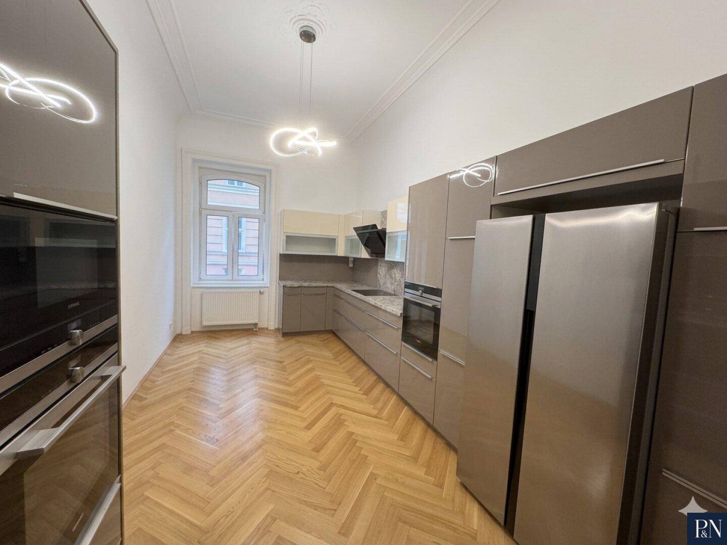 Geräumige, moderne Küche mit hochwertigen Einbaugeräten und eleganten Oberflächen.