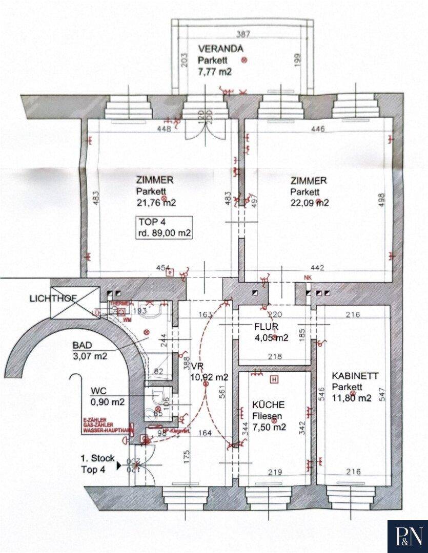 Grundriss der Wohnung mit Zimmern, Bad, WC, Küche und Veranda, inklusive Flächenangaben.