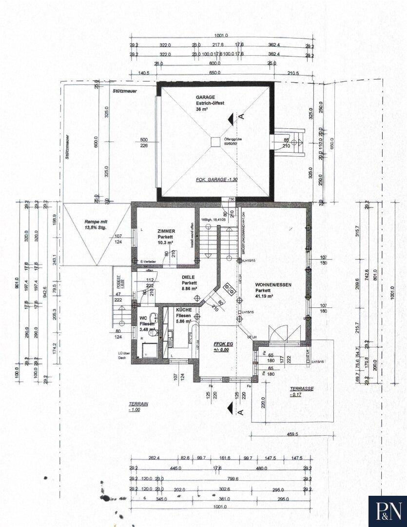 Grundriss des Erdgeschosses mit Wohn-Essbereich, Küche, Zimmer und Garage.