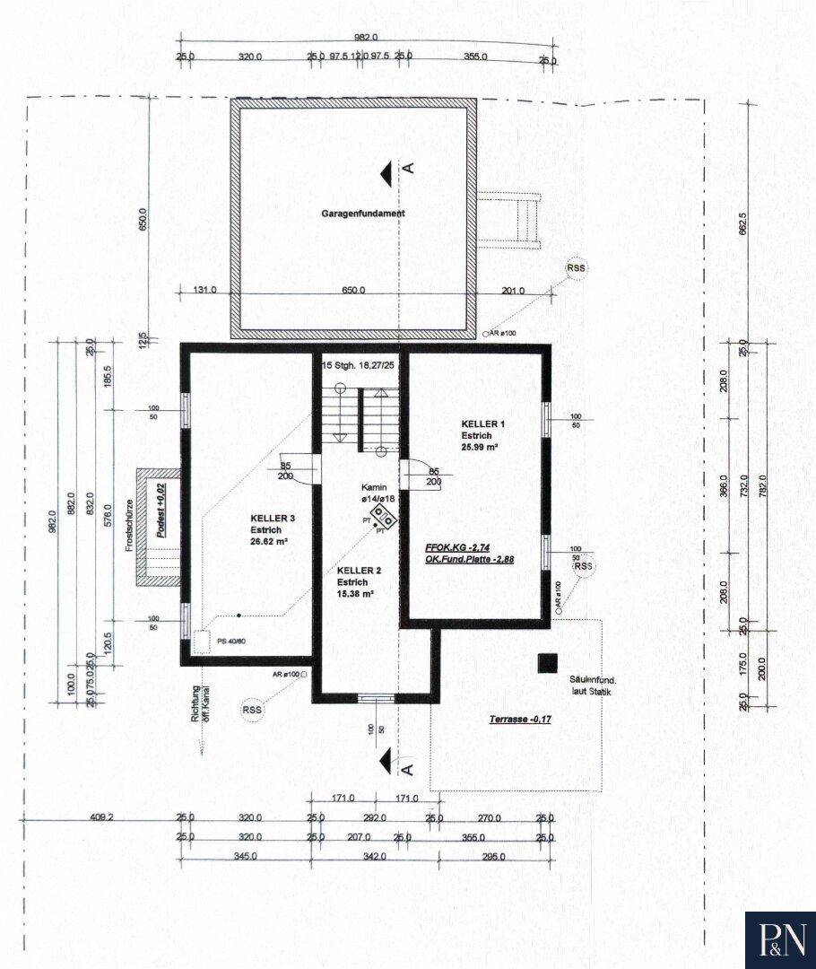 Grundriss des Kellergeschosses mit Garagenfundament, mehreren Kellerräumen und einer Terrasse.