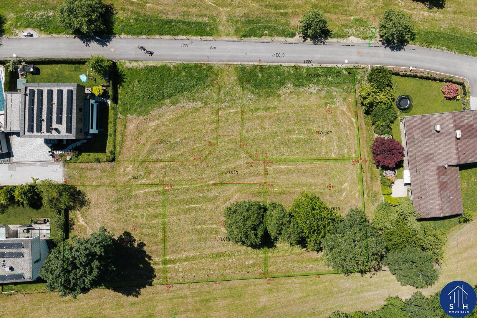 Übersicht des Grundstücks mit eingezeichneten Parzellen und angrenzenden Straßen.