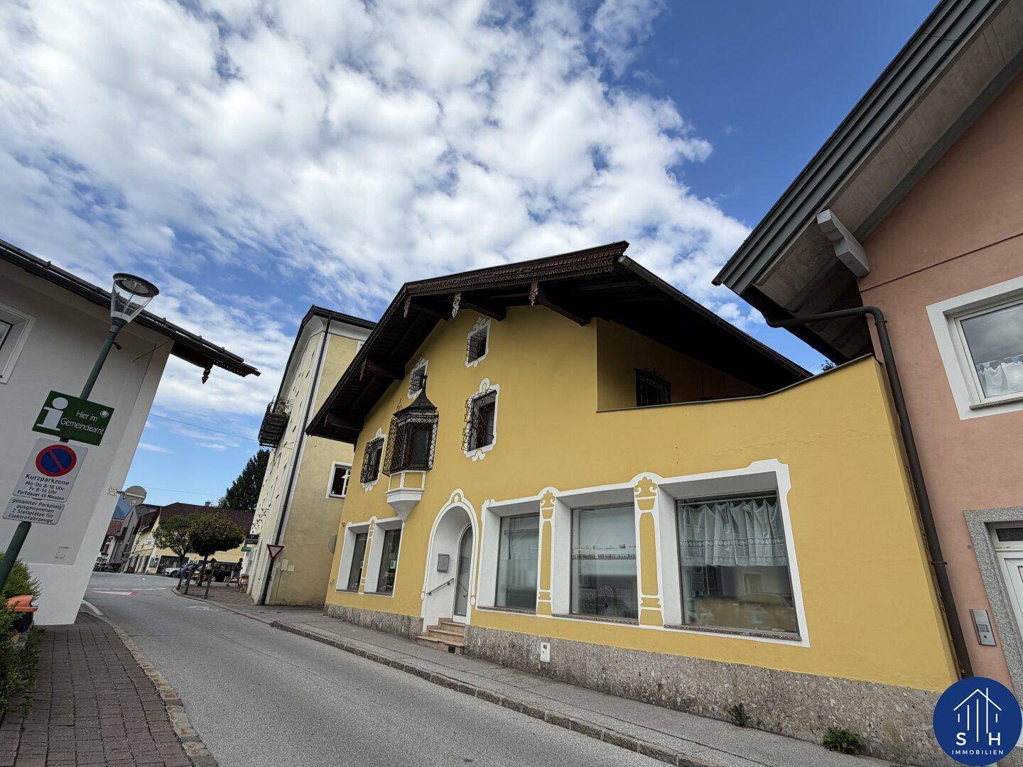 Weitwinkelansicht des gelben Gebäudes mit traditionellen Merkmalen und der umliegenden Straße.