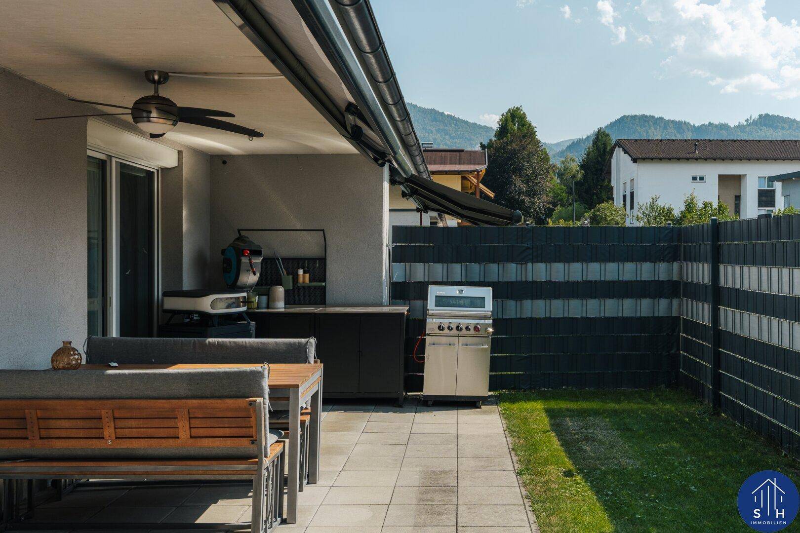 Große Terrasse mit Essbereich im Freien, Grill und malerischem Bergblick.