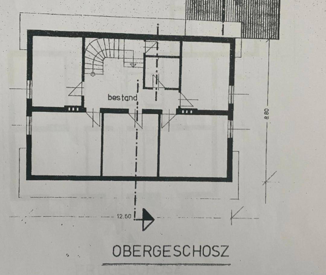 Grundriss des Obergeschosses mit Treppe und mehreren Räumen.