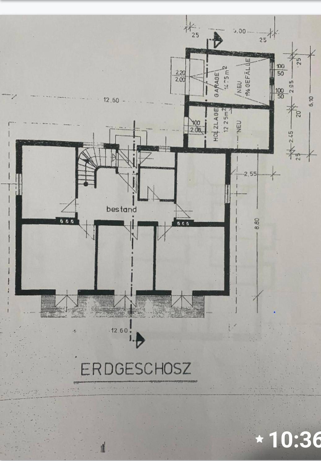 Grundriss des Erdgeschosses mit Garage, Holzschuppen und Zugang zum Garten.