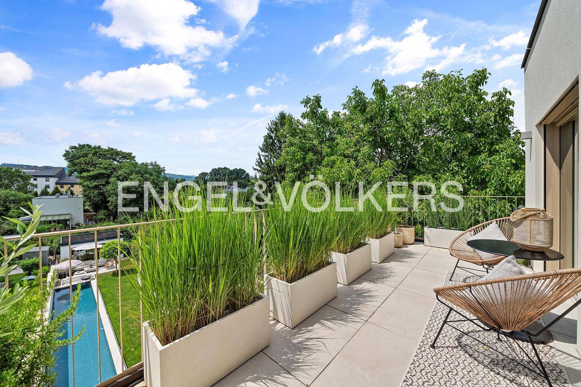 Luxuriöses Hideaway in Langenzersdorf: Neubau 2023 mit Pool &amp; Sauna, 181 m², 4 Zimmern, 55 m² Terrasse, Garten, Balkon &amp; Garage – stilvoll nahe Wien – pohled 3
