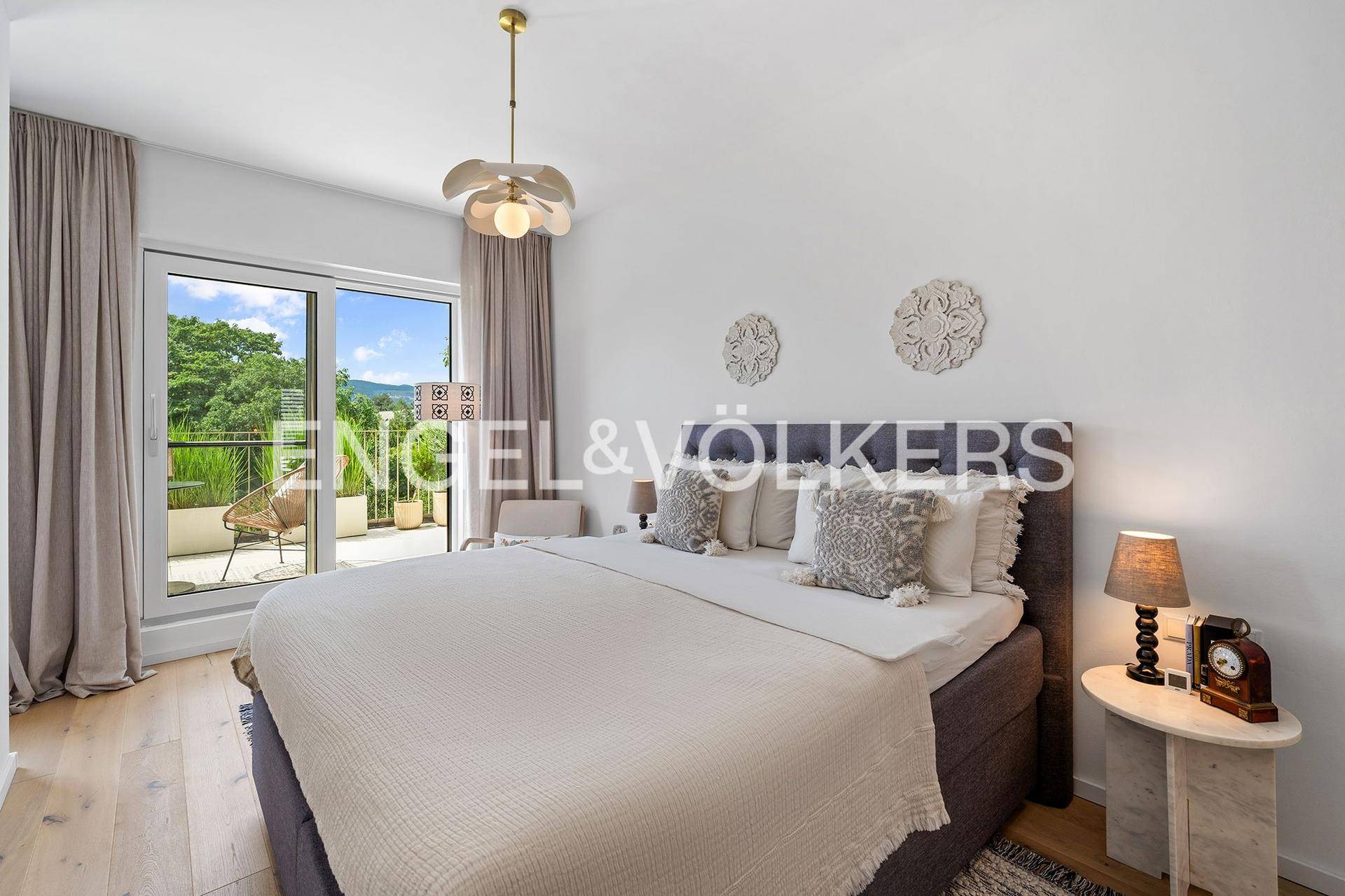 Luxuriöses Hideaway in Langenzersdorf: Neubau 2023 mit Pool &amp; Sauna, 181 m², 4 Zimmern, 55 m² Terrasse, Garten, Balkon &amp; Garage – stilvoll nahe Wien – pohled 6