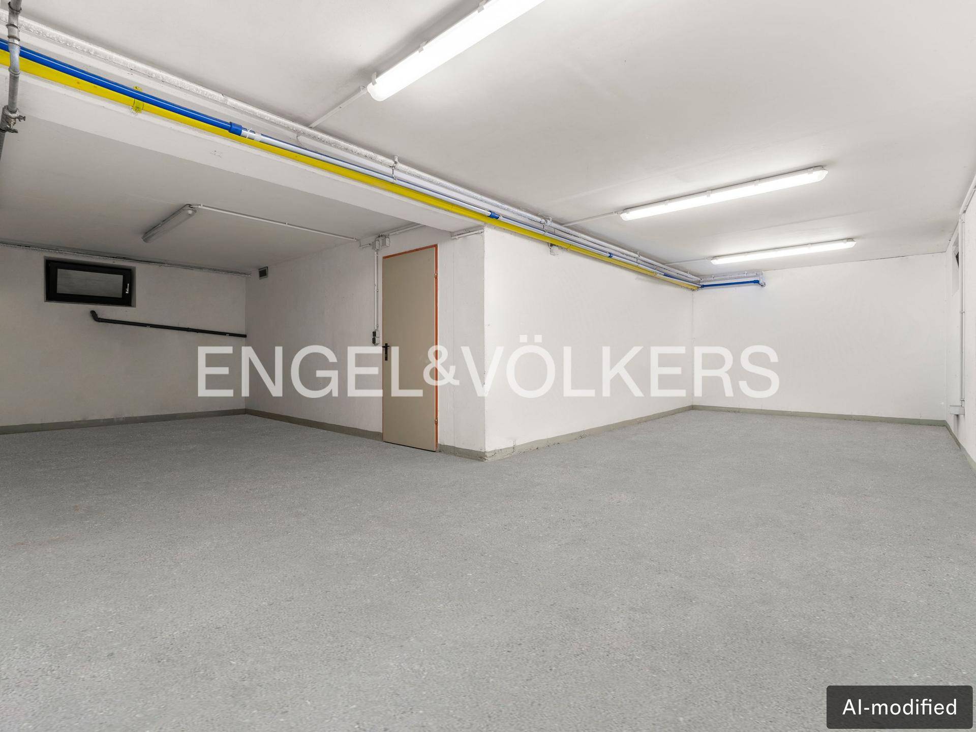 Geräumiger Kellerraum mit Betonboden und sichtbaren Installationen, ideal als Lagerfläche.